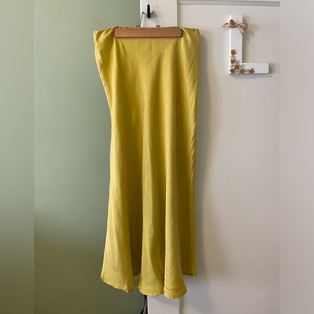 Isalis Midi Skirt Sz. M NWOT